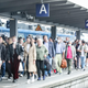 Personas esperando en un andén de tren en la estación berlinesa de Hauptbahnhof